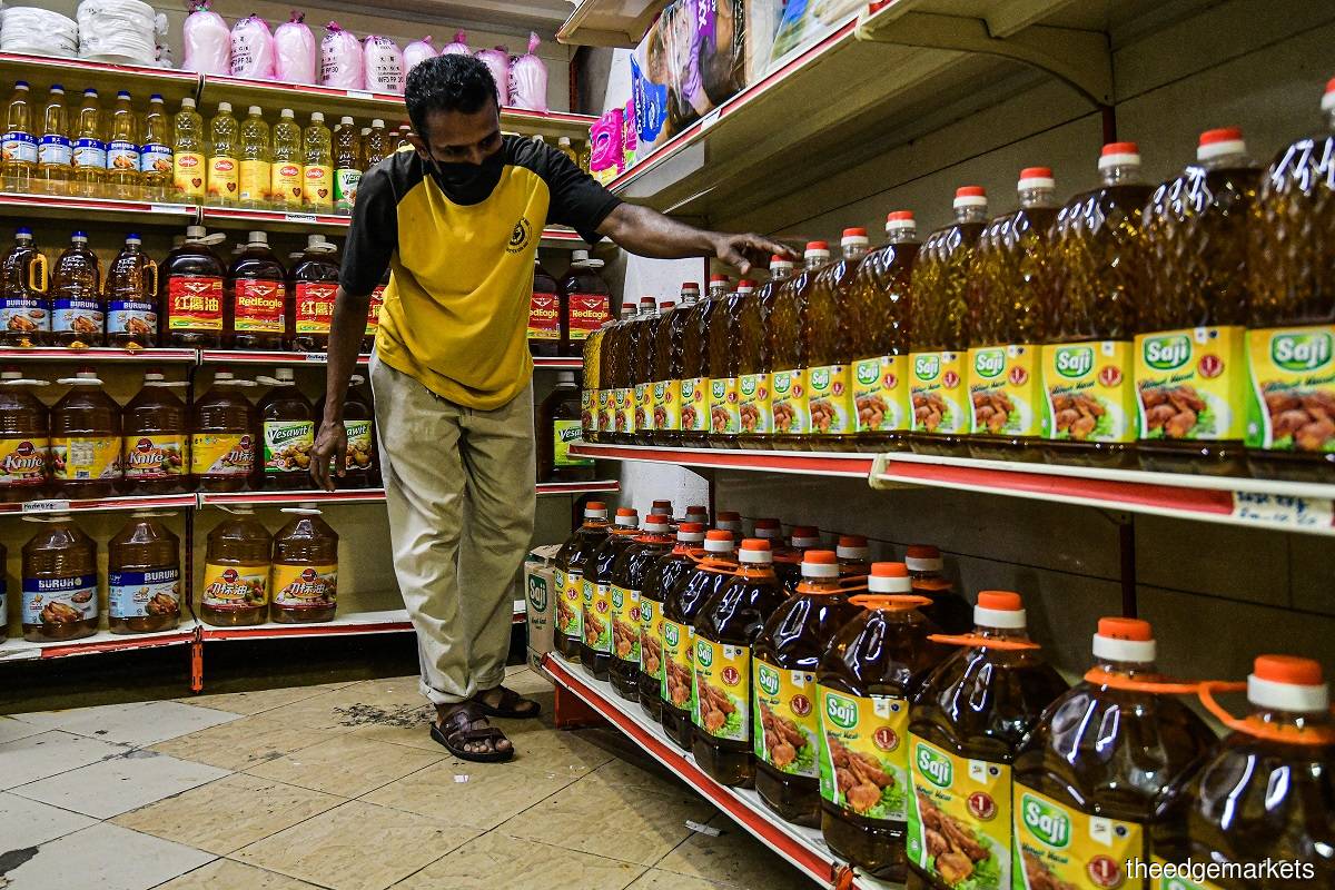 Cooking oil on shelves. According to Annuar, an engagement session was held with key players in the palm oil industry, including manufacturers, suppliers and packaging companies, on Tuesday (July 12). (Photo by Zahid Izzani Mohd Said/The Edge)
